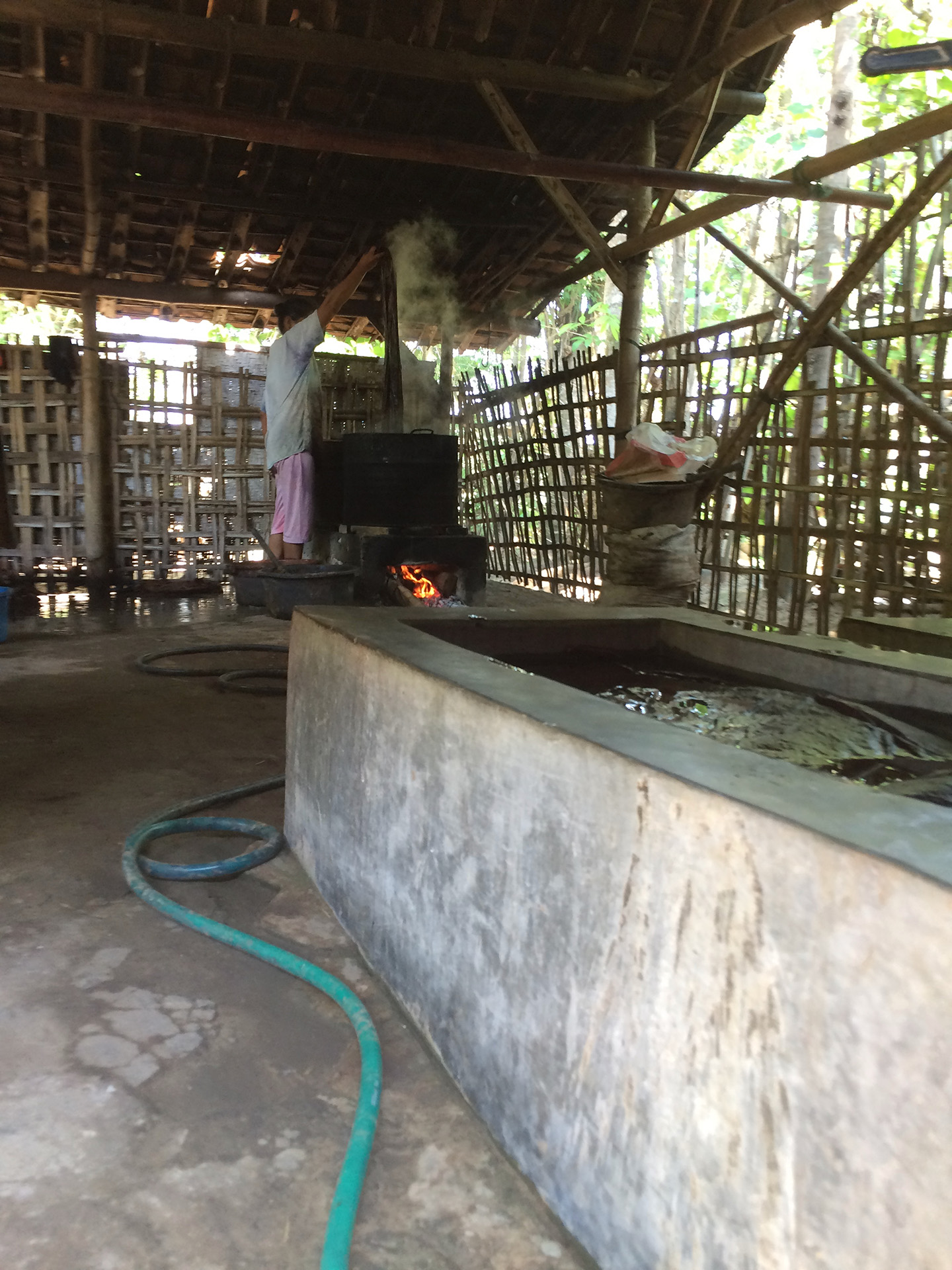 Ibu Ramini kookt de was uit de Batiks, bij KUB Srikandi in de desa Jeruk nabij Lasem, Java (ID) 2016. Foto door Sabine Bolk.