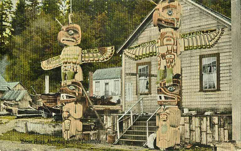Kwakwaka'wakw totempalen met dondervogels voor het huis van Nimpkish Chief Tlah-Co-Glass, Alert Bay, British Columbia, circa 1923. University of Washington, Public domain, via Wikimedia Commons