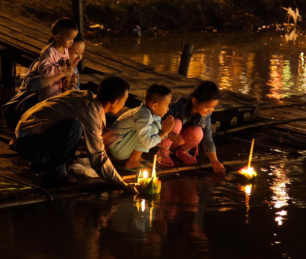 Loi Krathongfestival in Chiang Mai, Thailand. John Shedrick, CC BY 2.0 <https://creativecommons.org/licenses/by/2.0>, via Wikimedia Commons.