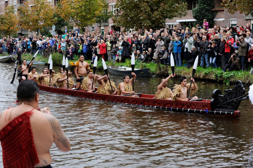Waka taua in de Singelgracht in Leiden, tijdens de ceremoniële overdracht op 28 oktober 2010.