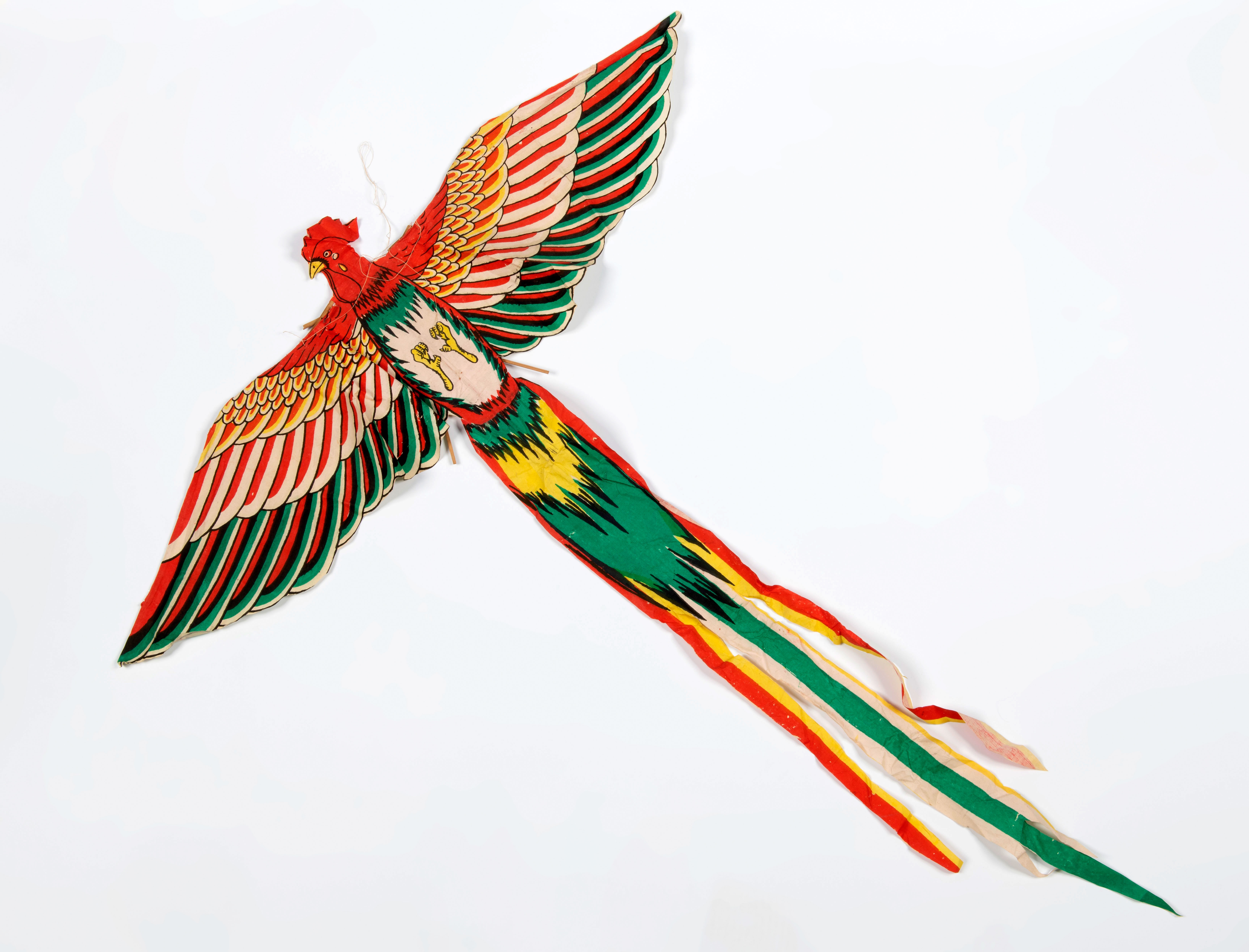 Vlieger (1964-1995) is gemaakt van bamboe en papier in de vorm van een feniks. (RV-02-230)