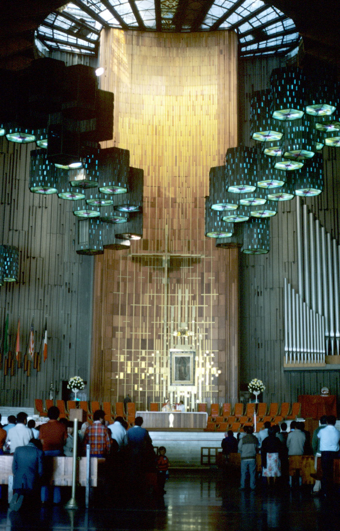 Virgen de Guadalupe in Basílica de Guadalupe, Mexico-Stad. Fotograaf: Ted Leyenaar.