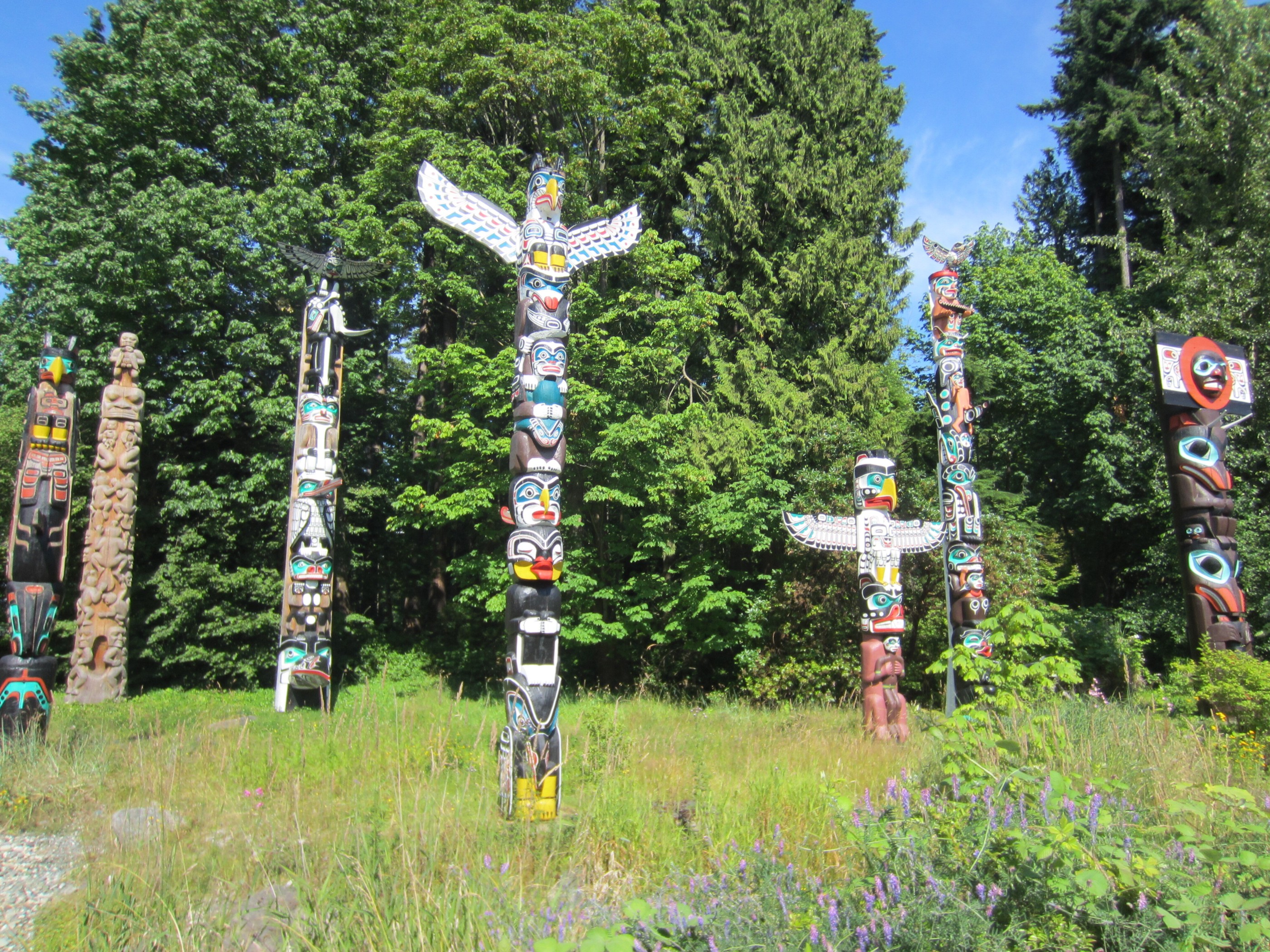 Totempalen in Stanley Park, Vancouver, British Columbia (2013). Another Believer, CC BY-SA 3.0 <https://creativecommons.org/licenses/by-sa/3.0>, via Wikimedia Commons