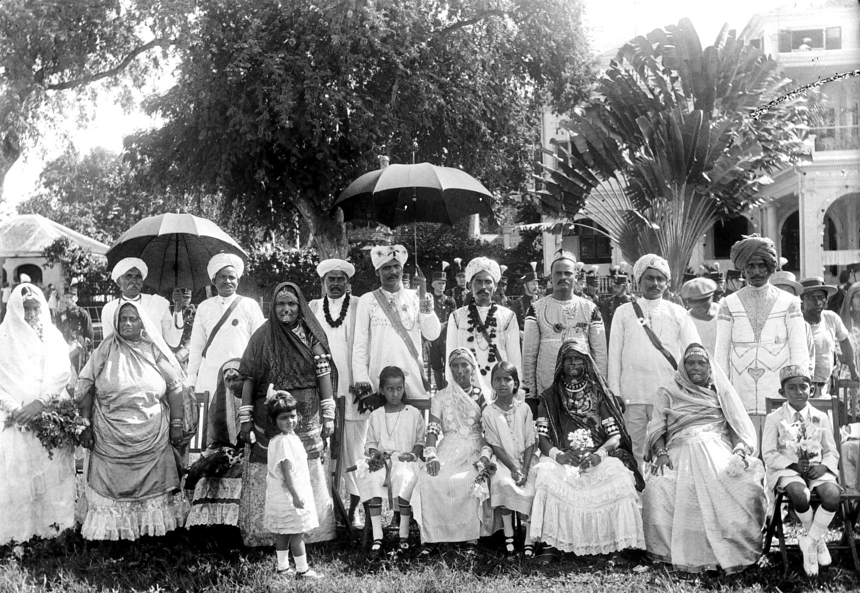 Hindoestaanse familie poserend op het Gouvernementsplein in Paramaribo