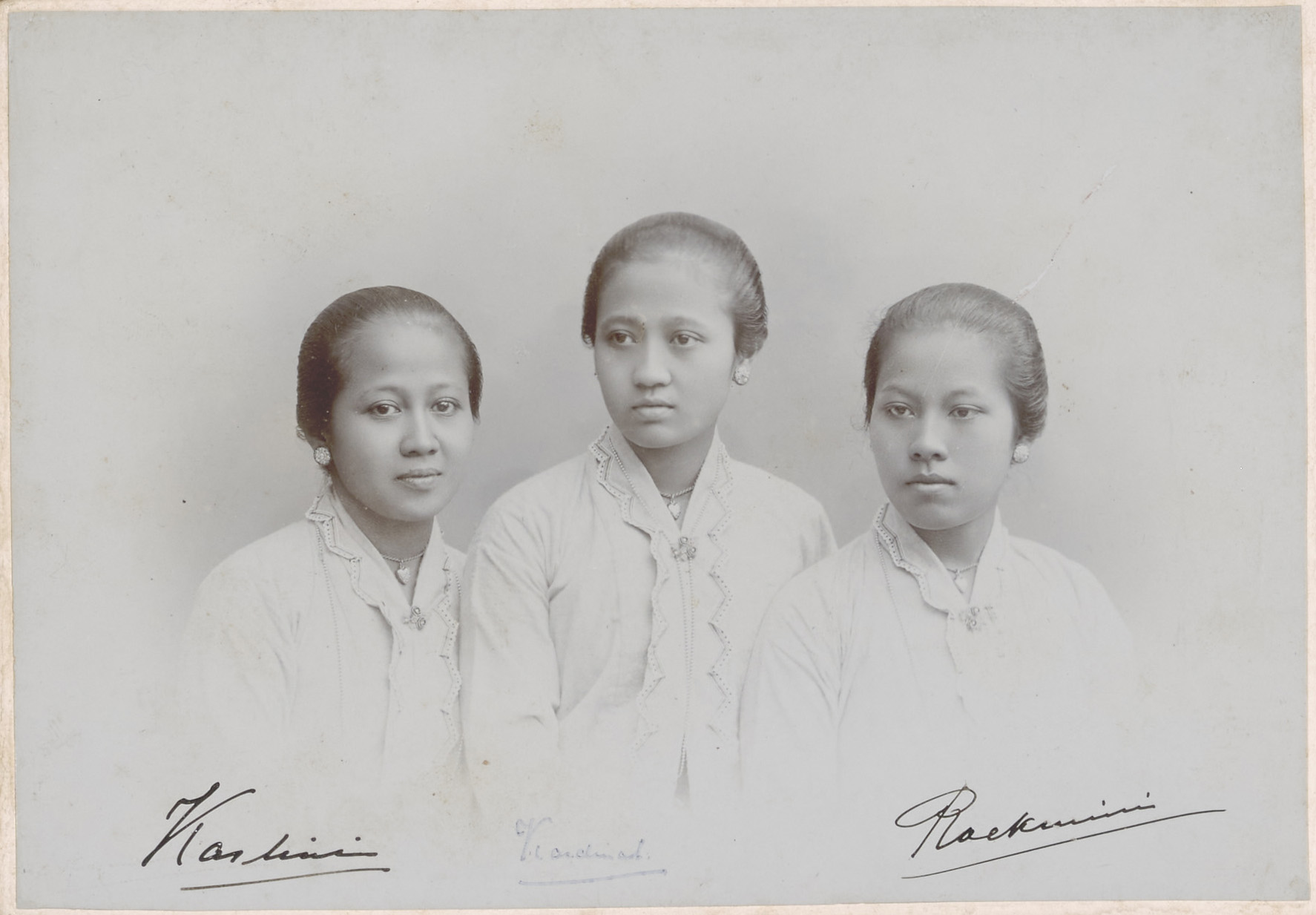 Raden Ajeng Kartini (1879-1904) in het midden, met haar zussen Kardinah en Roekmini. Fotostudio: Charls & Co., 1901. (TM-60033327)