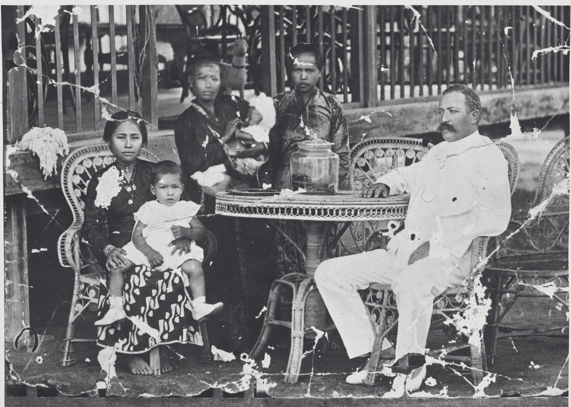 Familieverbanden in de koloniale tijd in Indonesië | Wereldmuseum Leiden