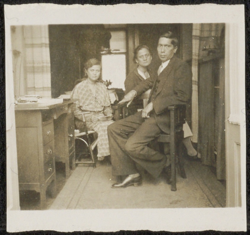 Familie aan een schrijftafel, 1915-1940. (TM-FV-3300-6111)  Collectie Nationaal Museum van Wereldculturen - afkomstig uit de collectie van het Indisch Wetenschappelijk Instituut. Fotograaf onbekend.