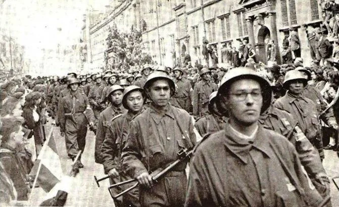 Indonesische Binnenlandse Strijdkrachten van het district Leiden liepen mee in de bevrijdingsparade in 1945. Deze groep was vernoemd naar Irawan Sujono, een gefusilleerde Leidse student die actief was in het verzet. Fotograaf onbekend. (© Regionaal Archief Leiden) 