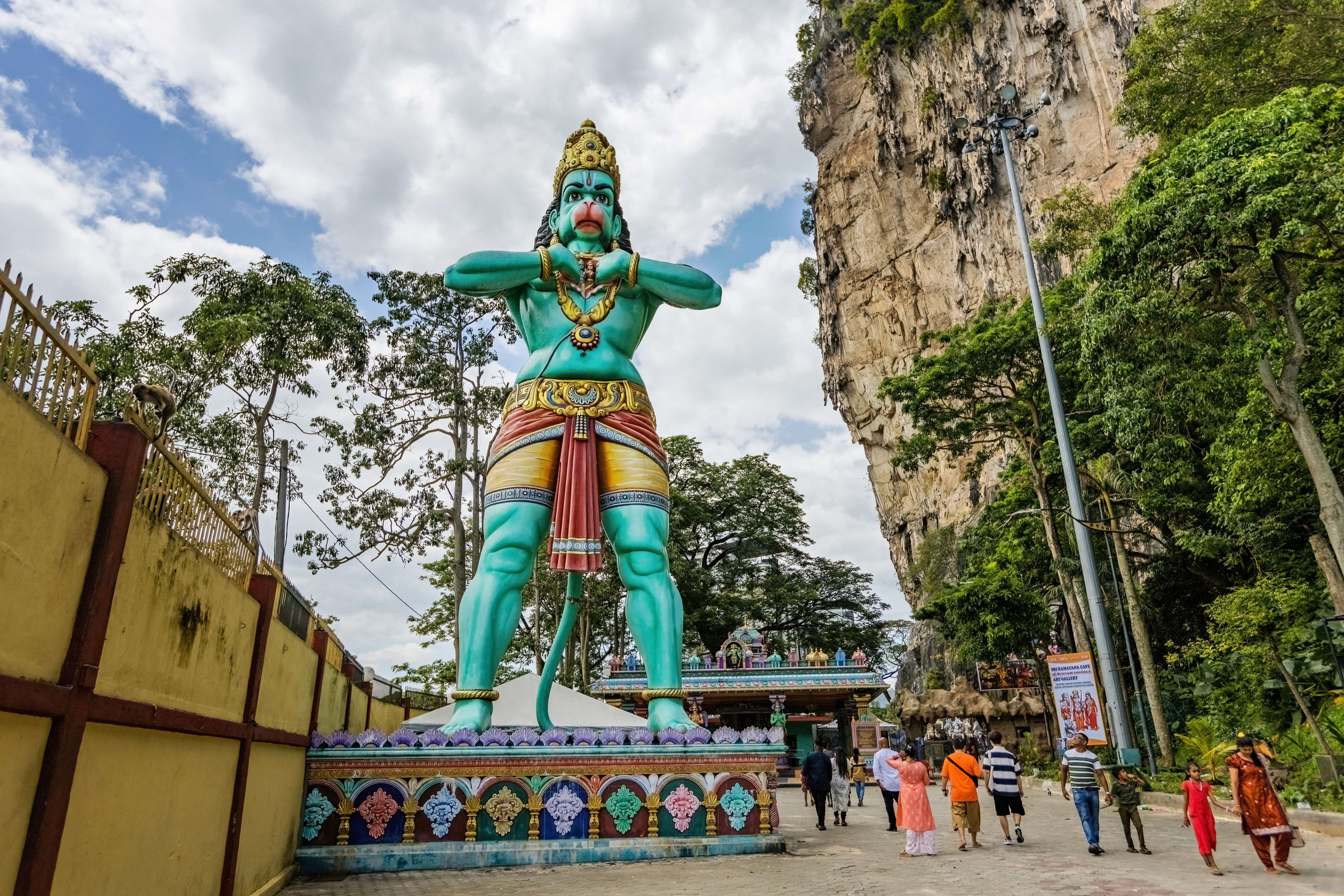 Een standbeeld van Hanuman bij de Sri Anjaneyar Temple in Batu Caves, Kuala Lumpur, Maleisië. Hier laat Hanuman zien dat Rama en Sita in zijn hart leven. Foto: Sun_Shine, Shutterstock. https://www.shutterstock.com/image-photo/kuala-lumpur-malaysia-march-2023-lord-2270677313