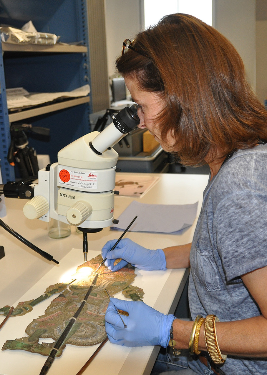 Restauratie wayang kulit poppen