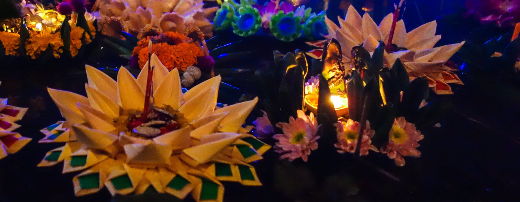 Loi Krathong en Yi Peng: een zee van lichtjes en sterren | Wereldmuseum ...