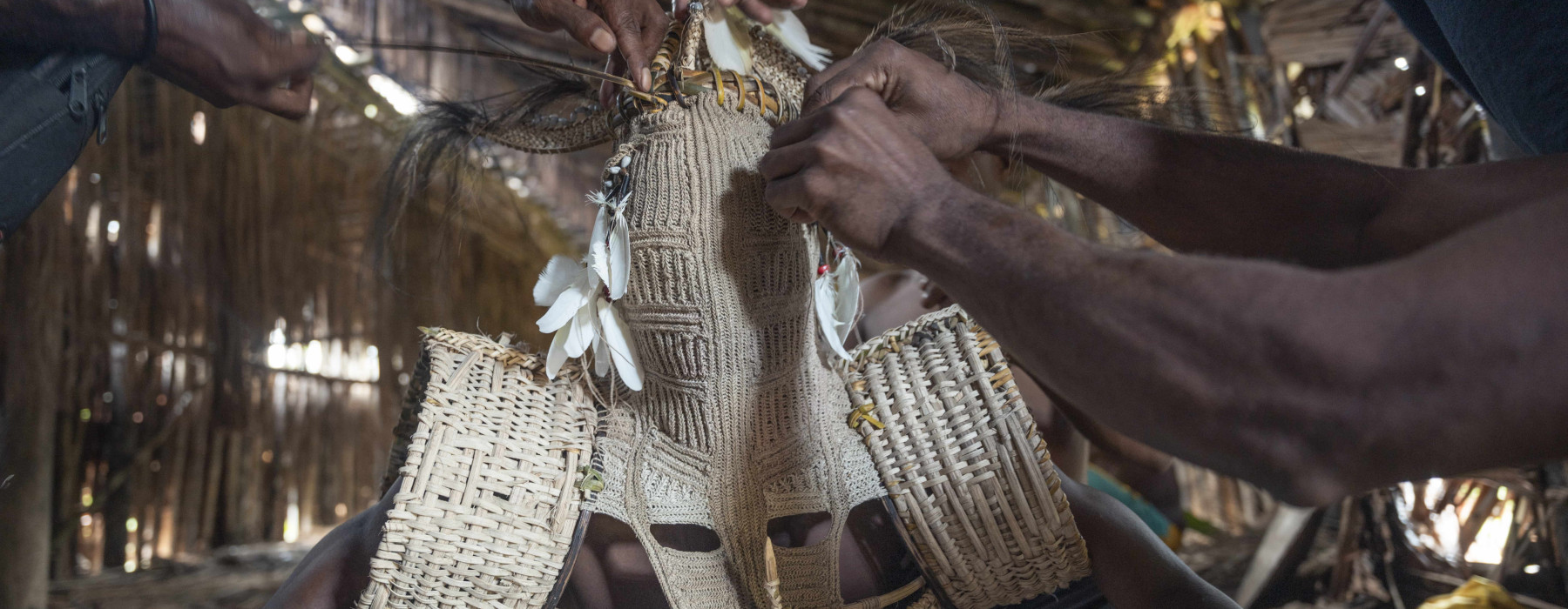 Doro-geestmasker wordt in elkaar gezet in Je Ti-feesthuis, Pupis - Foto Joshua Irwandi