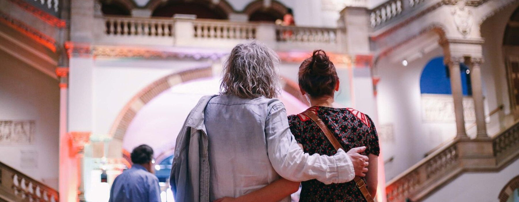 2 mensen in de lichthal van Wereldmuseum Amsterdam, voorheen Tropenmuseum