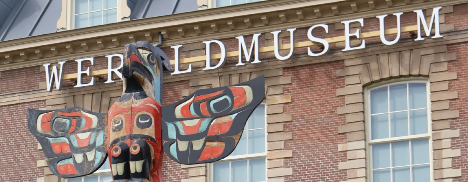 Totempaal bij Wereldmuseum Leiden met houtsnijder Rande Cook.