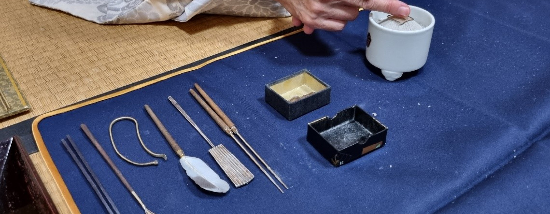 Preparation of the kōgō or incense kiln