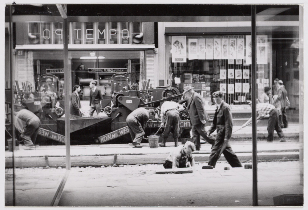 Pegasus (store on the right) on Leidsestraat in Amsterdam, with shop window showing Chinese woodblock prints, c. 1960. Stadsarchief Amsterdam (OSIM00005005499). Nederlands Fotomuseum, KVB-00551