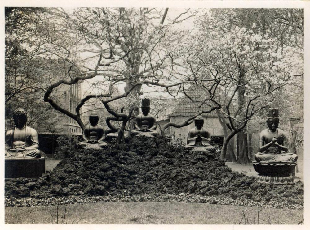 Vijf Japanse Boeddha's opgesteld in de tuin van het museumgebouw aan het Rapenburg rond 1920, RV-12265 