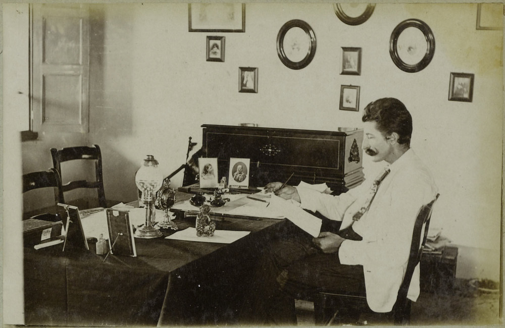 Anton Greshoff achter zijn bureau in Brazzaville in voormalig Congo, 1890-1893. Fotograaf Johan Frederik Lankamp. (RV-5997-136-80).