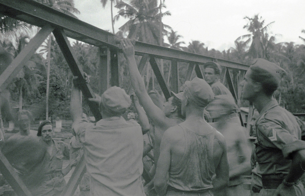 Aanleg van een baileybrug door de genie, december 1946. (TM-10029111) © Erven C.J. Taillie 