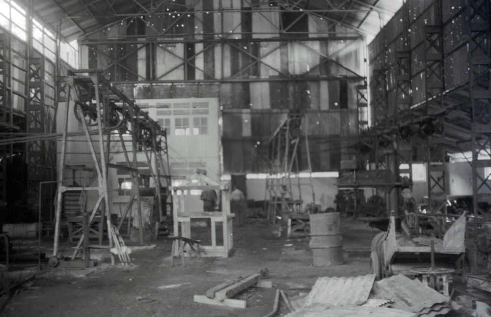 Interieur van de verlaten Kininefabriek bij Sukabumi op Java, 21 jul - 5 aug 1947. (TM-10029147) © Erven C.J. Taillie