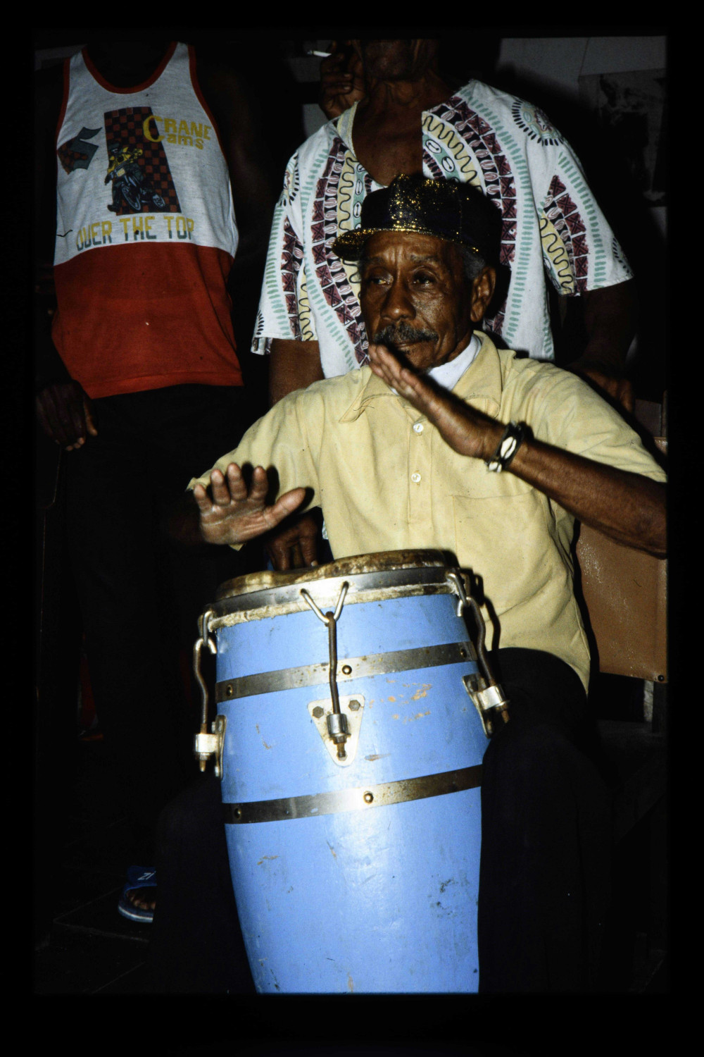 'Conga "Los Hoyas", enkel-vellige trom ('tumbadora')’. Santiago de Cuba., 1993. Fotograaf Elisabeth den Otter. (TM-20068846)