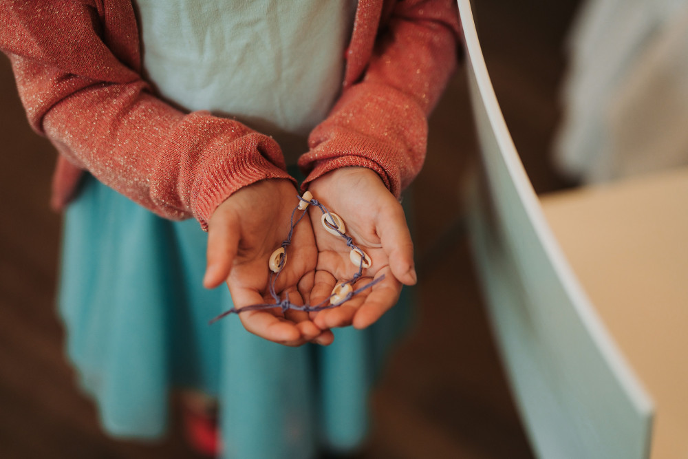 keti koti handen met schelpenketting 