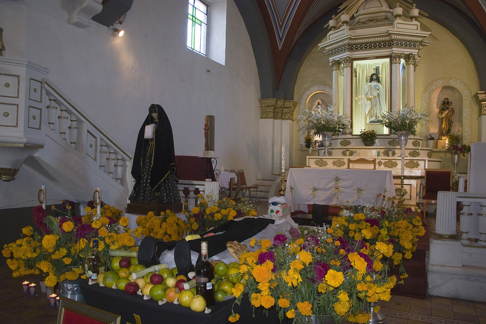 Offergave voor de Dag van de Doden in een kerk in Ocotepec, 2007. 