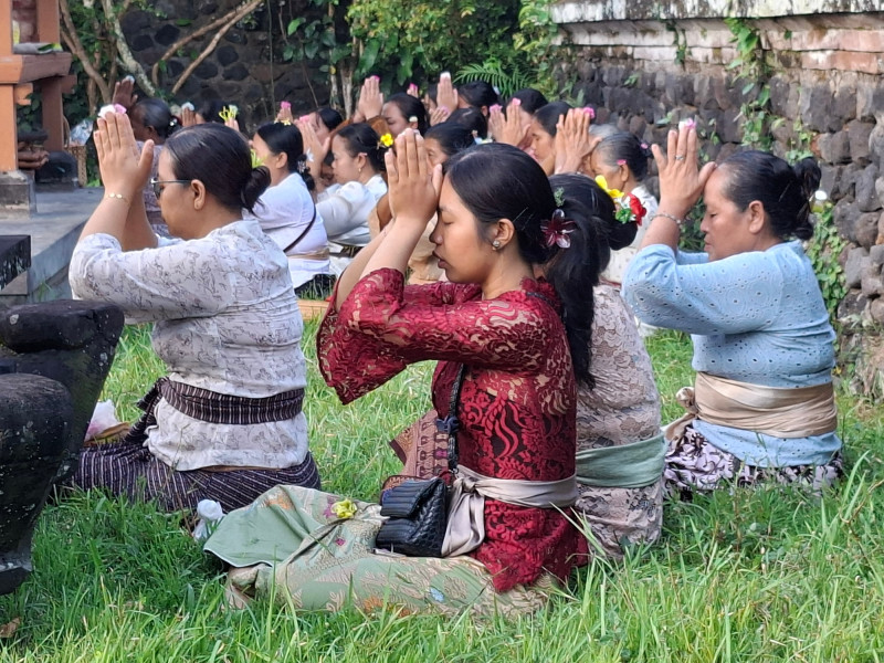Bij de verjaardag van de tempel van de clan van de zilversmeden in Budakeling (18 april 2026) droegen veel vrouwen een gekleurde kebaya. © Francine Brinkgreve