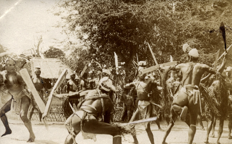 1. Demonstratie van een cakalele dans, Ceram -eiland, 1900-1925. Fotograaf onbekend. Voorheen collectie Museum Nusantara, (1962 - 2013) (7082-nf-894-20-4)