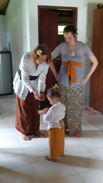 Als Francine op Bali rituelen bezoekt, draagt zij zelf ook altijd een kain en een kebaya. Deze foto is in 2024 genomen na afloop van een ritueel waarbij haar kleindochter de Balinese rituelen onderging waardoor haar ziel welkom werd geheten op aarde. © Francine Brinkgreve