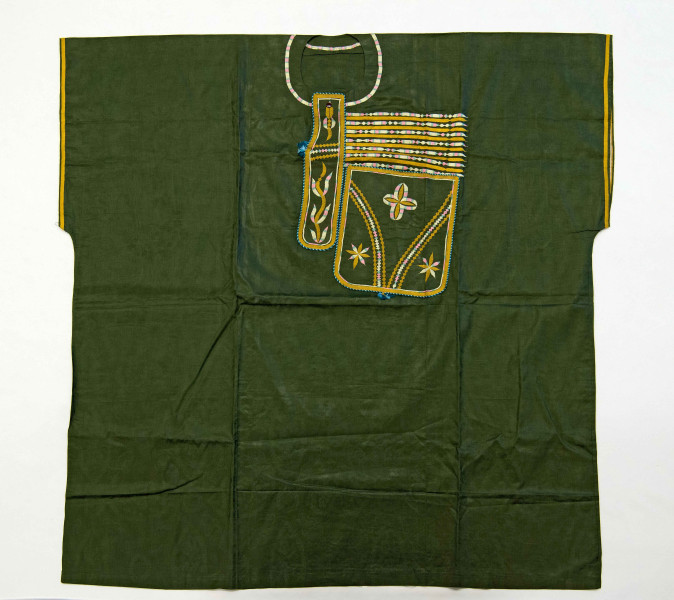 Boubou uit de jaren 1990, Mali, gemaakt van groene damaststof. De voorzak is versierd met bloemenborduursels in gele, lichtblauwe, roze en gouden draden. (RV-5746-58a