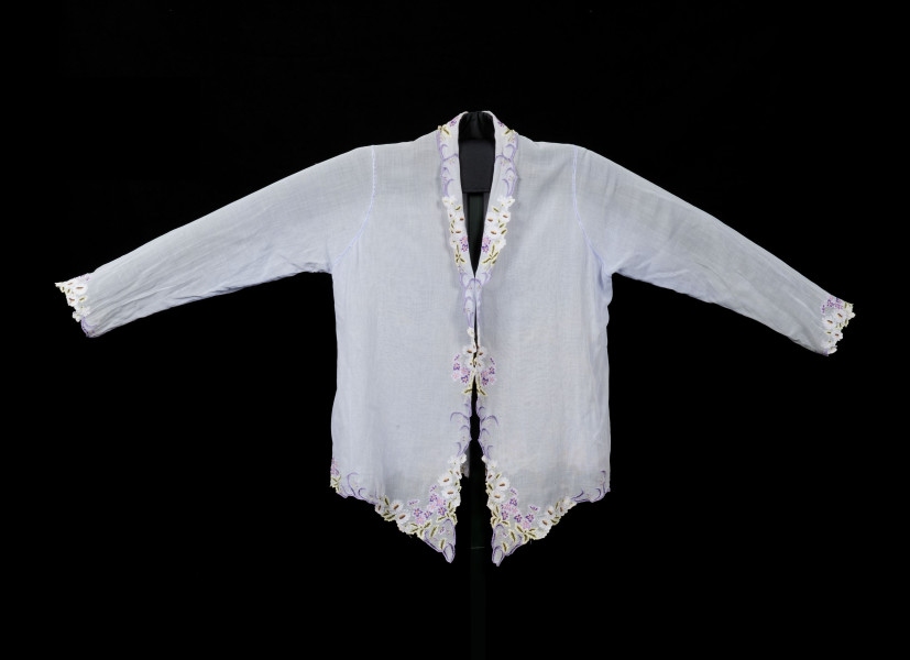 Deze twee kebaya’s zijn van dezelfde snit; kort, strak om het lijf gedragen, met opvallende naden rondom de arminzet en gekleurd borduurwerk. Dit borduurwerk wordt machinaal op de stof gestikt en de rest stof wordt weggeknipt. Dit wordt nog steeds zo gedaan op de Kebaya Nyonya. (RV-6225-2 en 7292-3) 
