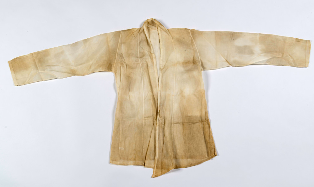 Deze mogelijk oudste kebaya was ooit wit, maar is sterk vergeeld. Het is een simpele versie zonder kantranden met al wel een moderne snit. (RV-6225-3)