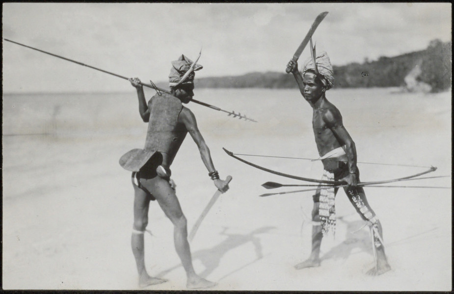 3.  Demonstratie van mannen met een speer met weerhaken, een pijl en boog en kapmessen, Tanimbar -eiland, 1924-1932. International Archiv für Ethnographie. Voorheen Collectie Tillema. (RV-A440-tt-186-206A)