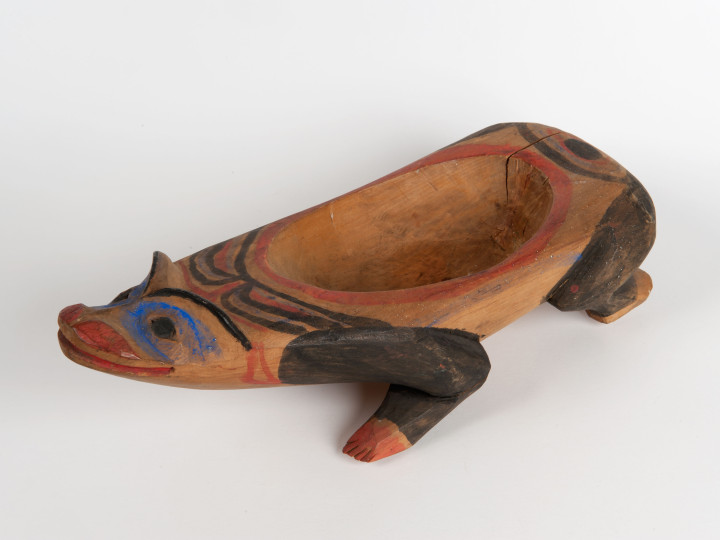 Een kom in de vorm van een kikker. Tlingit, Sitka (Zuidoost-Alaska), 1870-1880. (RV-1225-81)