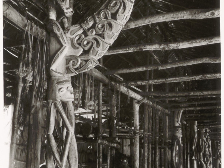 Voorouderpaal, door Matjemos gemaakt, in het mannenhuis in het dorp Amanamkai, 1961.   Fotograaf Adrianus Alexander Gerbrands. (RV-a163-5-174)
