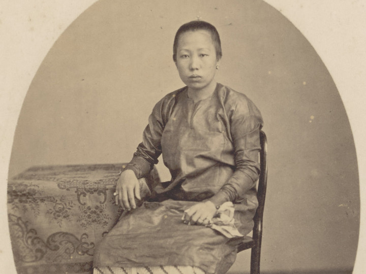 Een Peranakan-Chinese vrouw met een lange donkergekleurde tuniek (baju) en een sarong, Java, 1856-1878. Fotostudio: Woodbury &amp; Page. (RV-A41-1-35) 