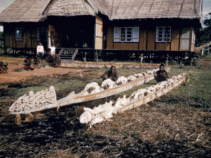 Zielenprauwen op het erf van de rooms-katholieke missie in het dorp Agats, 1955. Fotograaf onbekend. (TM-20030750)
