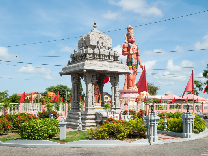 Hanuman beeld in Carapichaima, Trinidad. Foto: Anna Krasnopeeva, Shutterstock. https://www.shutterstock.com/nl/image-photo/hindu-temple-trinidad-1332006812