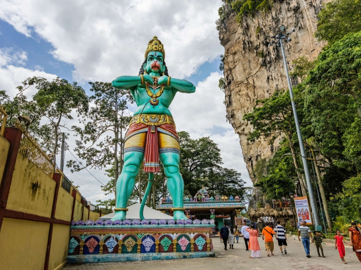 Een standbeeld van Hanuman bij de Sri Anjaneyar Temple in Batu Caves, Kuala Lumpur, Maleisië. Hier laat Hanuman zien dat Rama en Sita in zijn hart leven. Foto: Sun_Shine, Shutterstock. https://www.shutterstock.com/image-photo/kuala-lumpur-malaysia-march-2023-lord-2270677313