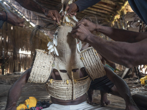 Doro-geestmasker wordt in elkaar gezet in Je Ti-feesthuis, Pupis - Foto Joshua Irwandi