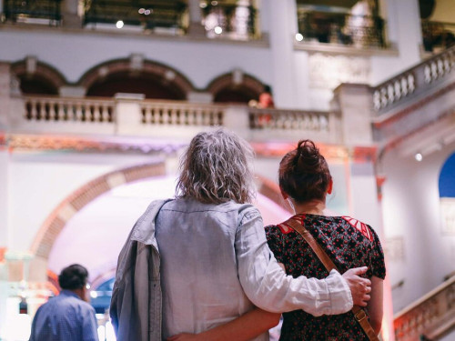 2 mensen in de lichthal van Wereldmuseum Amsterdam, voorheen Tropenmuseum