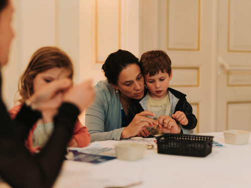 Keti Koti kind met vrouw 