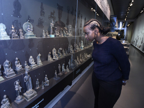 Vrouw bekijkt tentoonstelling in Wereldmuseum Leiden