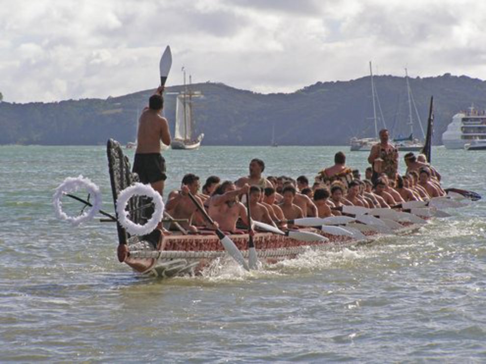 Een waka tijdens de viering van 170ste Waitangi Day (Te Rā o Waitangi) in 2010. Fotograaf Herman de Boer.
